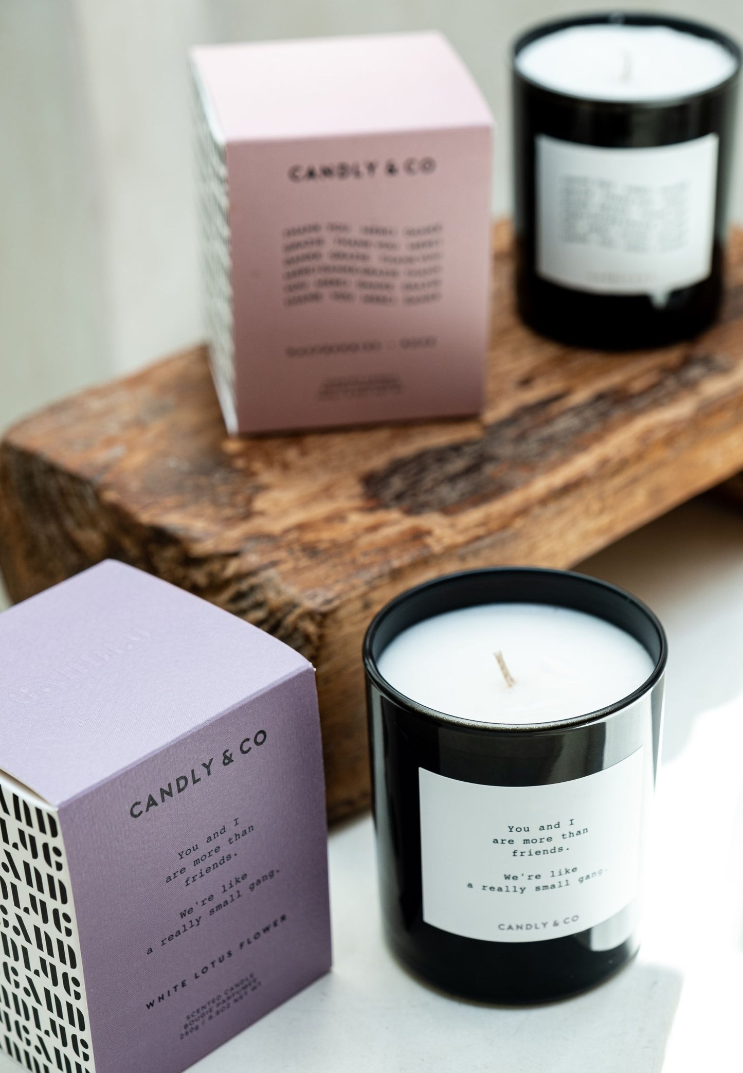 Świeca zapachowa No.8 You and I are more than friends.