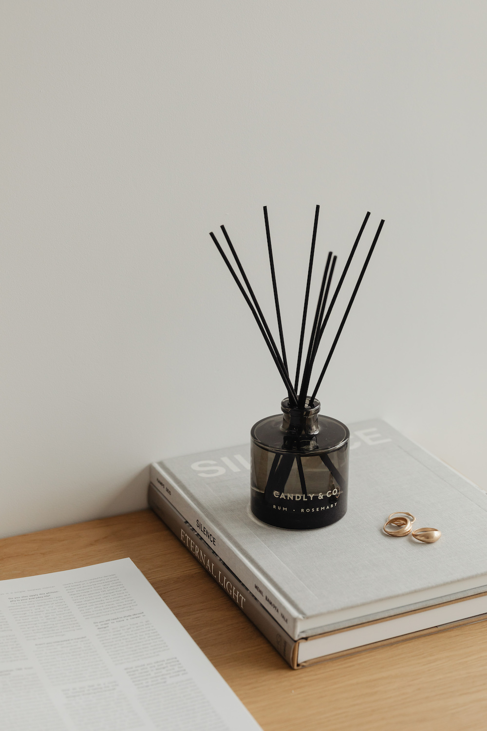 kaboompics_Aroma diffuser and candle – books-6